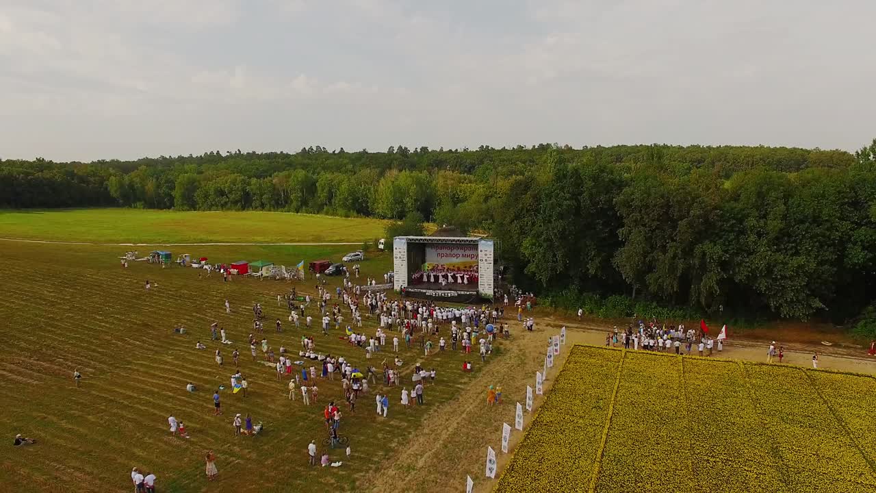 воздушный вид на концертную сцену и людей на поле