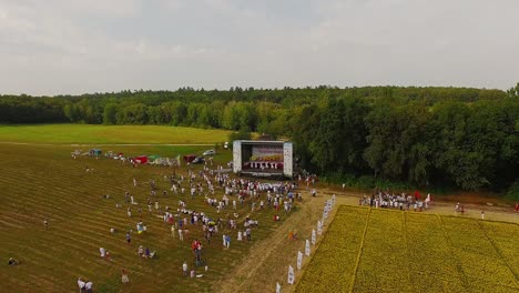 vista aérea del escenario del concierto y la gente en el campo