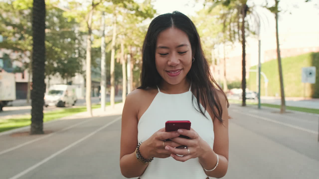 Donna che usa lo smartphone in una strada della città