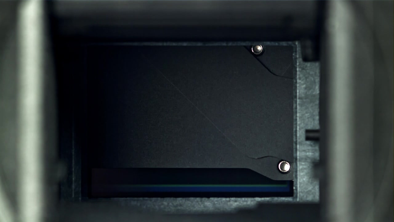 Primo piano dettagliato del meccanismo dell'otturatore e dello specchio di una fotocamera reflex digitale
