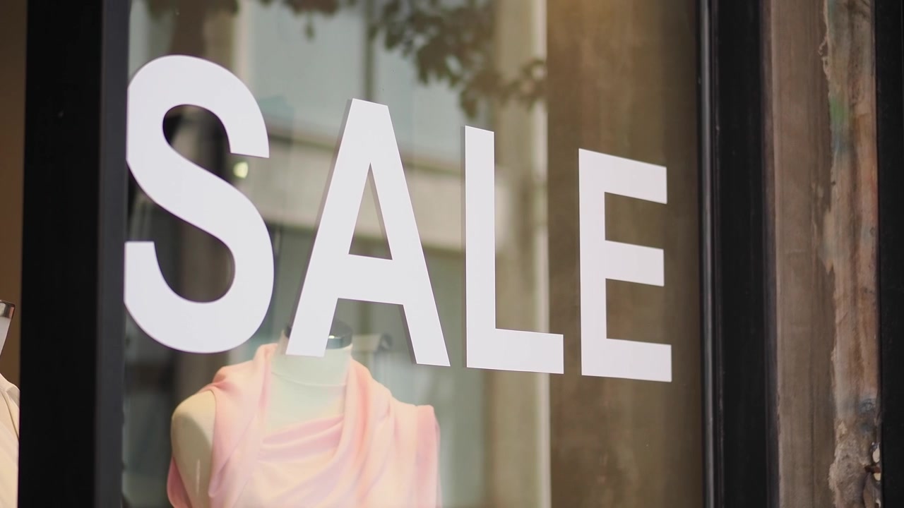 Cartello Saldi sulla Vetrina di una Boutique