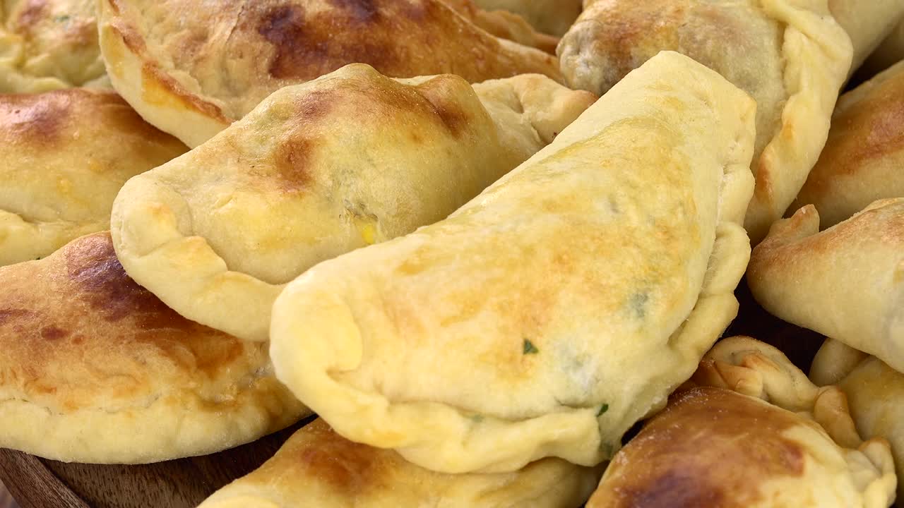 empanadas caseras en una placa giratoria (con bucle sin costuras)