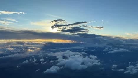 Hermoso-Cielo-Nublado-Al-Atardecer-Desde-Una-Cabina