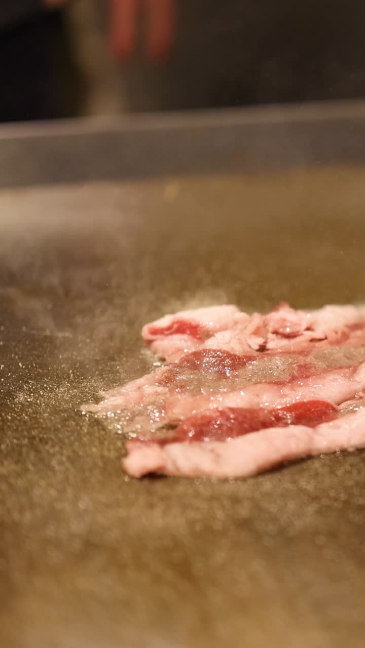 뜨거운, 기름진 표면에 걱거리는 베이컨 스트립