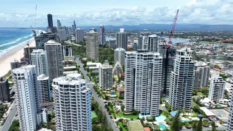 hipnotizantes vistas de esta encantadora ciudad desde el paraíso de los surfistas, gold coast, queensland, australia, increíbles imágenes de drones, destino de vacaciones