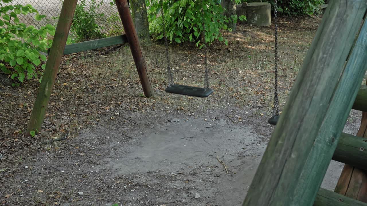 아이들을 위한 버려진 우울한 놀이터