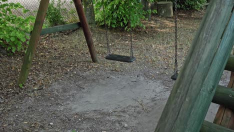 un patio de juegos abandonado y sombrío para niños