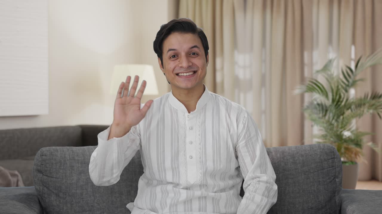 hombre indio feliz diciendo hola