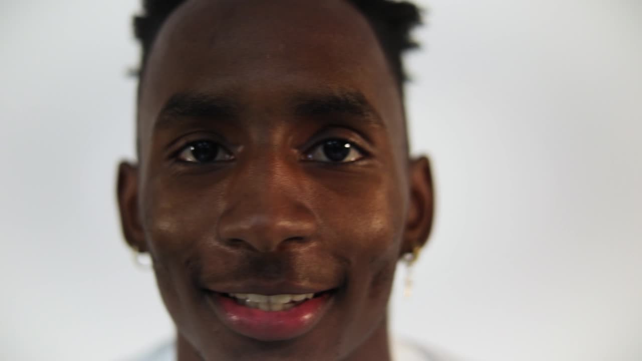 toma en cámara lenta de un afroamericano regateando una pelota de baloncesto-3