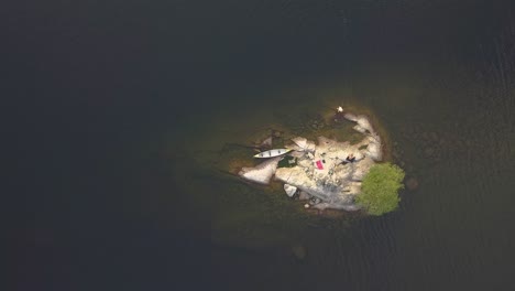 Menschen-Auf-Einer-Kleinen-Insel-Mit-Einem-Kanu