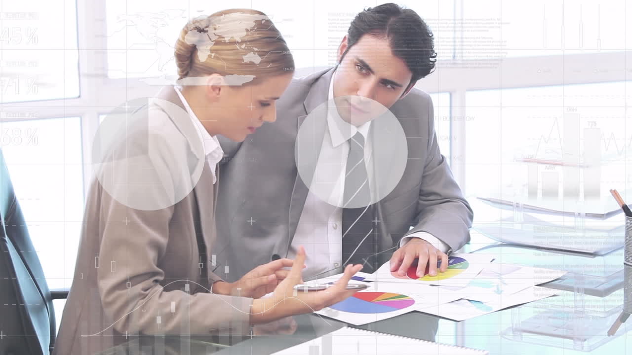 animación del procesamiento de datos financieros sobre diversas personas de negocios que trabajan en la oficina