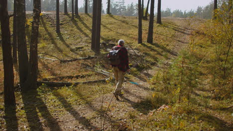 El-Hombre-Ermitaño-Está-Caminando-En-El-Bosque-Yendo-A-Pescar-Sosteniendo-Una-Caña-En-La-Mano-Caminando-Y-Comunicándose-Con-La-Naturaleza.