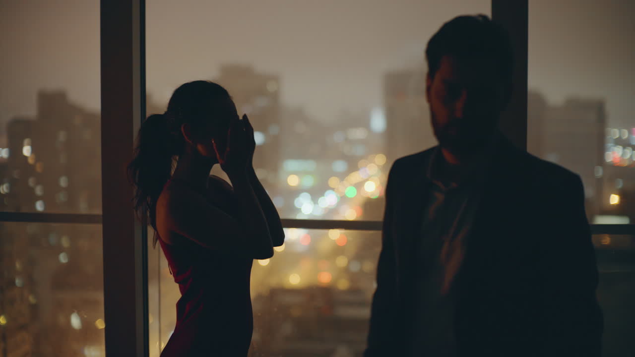 결혼 한 부부 의 실루 이 다투고 있는 파노라마 평면 근접 사진. 슬픈 여자 가 울고 있다