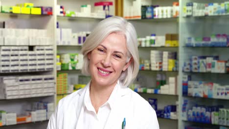 apotheker hält eine schreibtafel in der apotheke