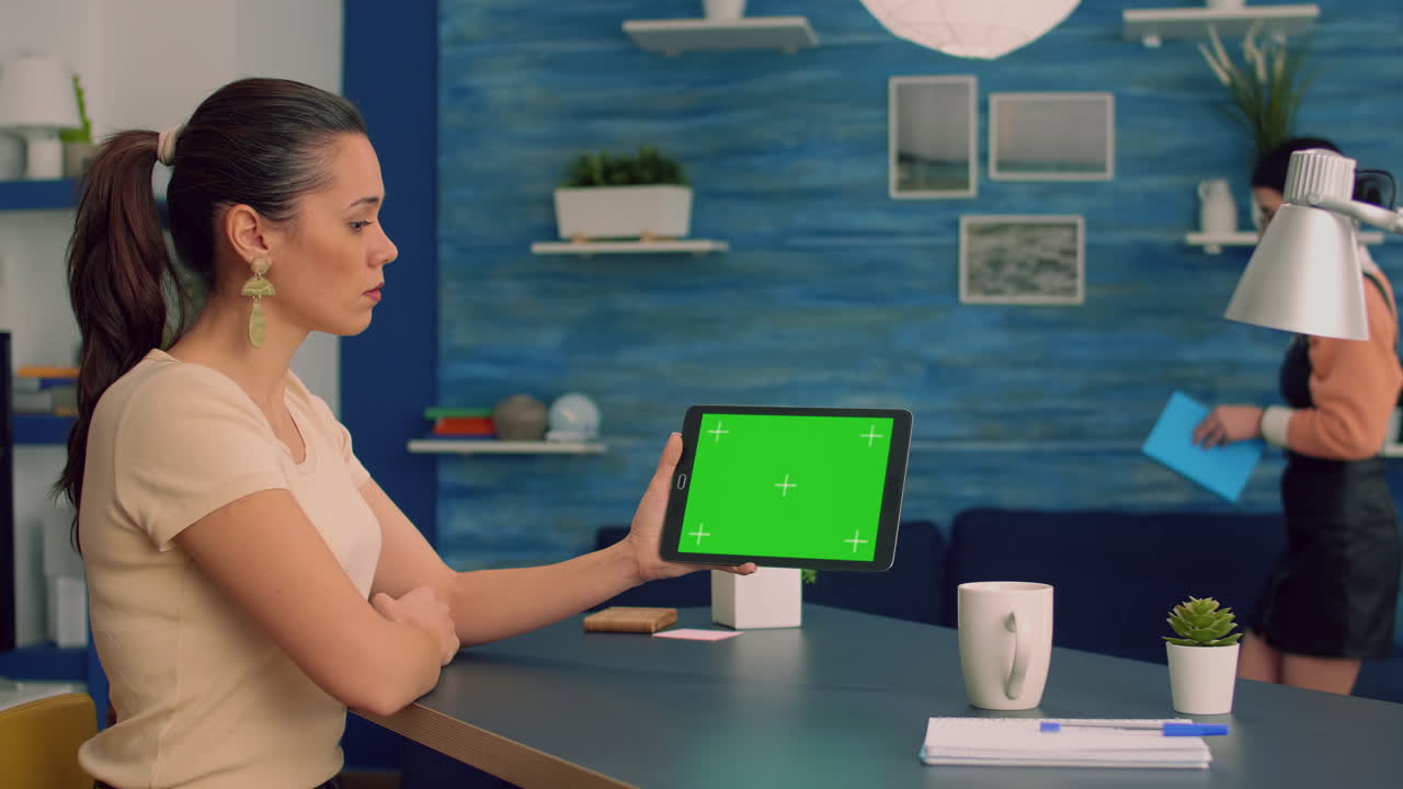 mujer viendo videos en línea en una tableta