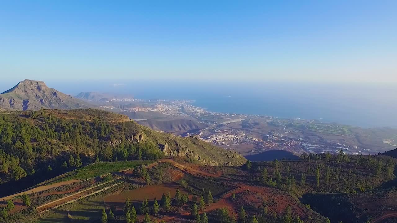 revelar shor del paisaje de la ciudad de adeje en santa cruz tenerife, españa