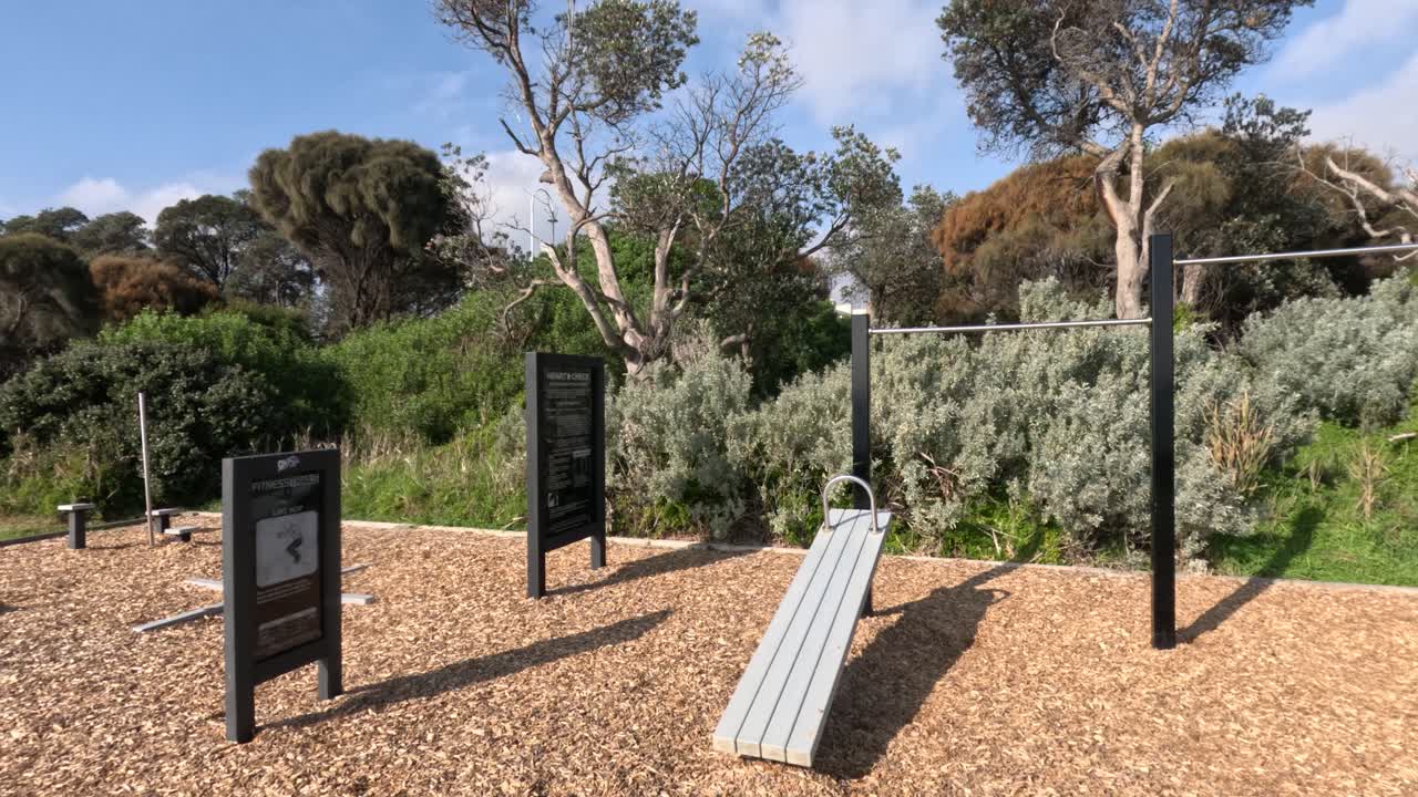 equipos de fitness en un entorno de patio de recreo de melbourne