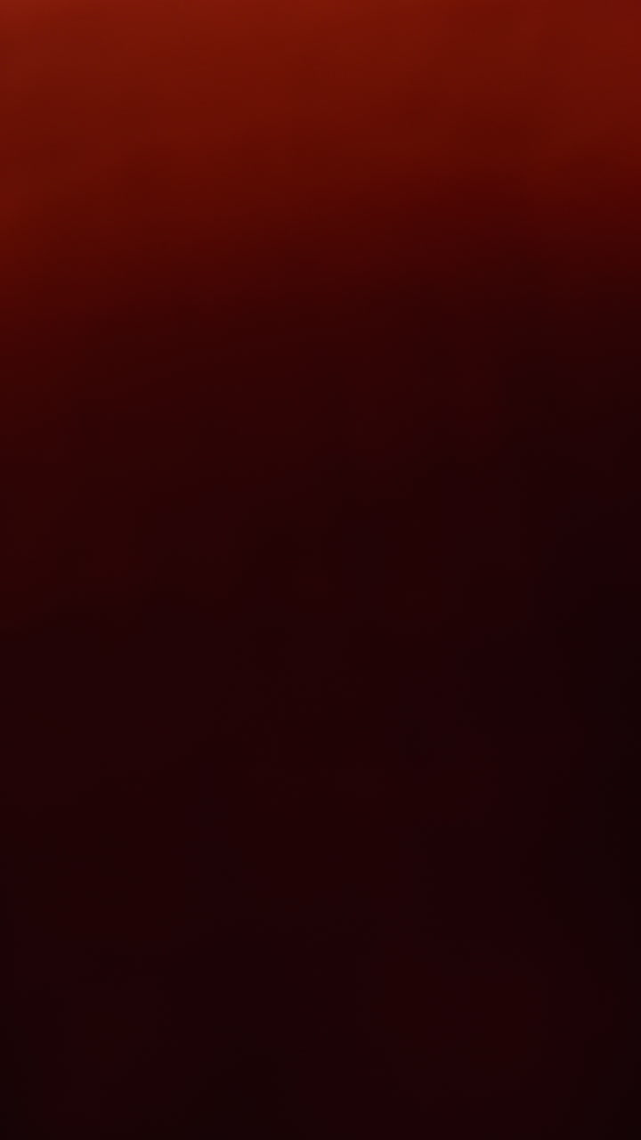 video vertical de cerca de una influyente femenina de las redes sociales produciendo contenido generado por el usuario sosteniendo un bolso de moda naranja 1