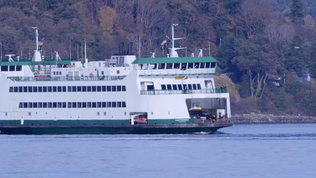 el ferry chetzemoka en su camino desde la isla vashon de regreso a ruston, washington