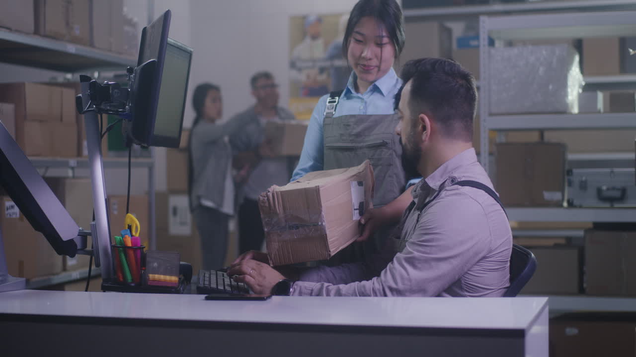 trabajadores de almacén que procesan paquetes