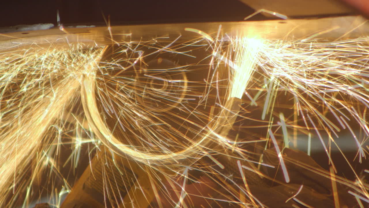 trabajador de la industria lima piezas de metal con una sierra circular, generando chispas espectaculares