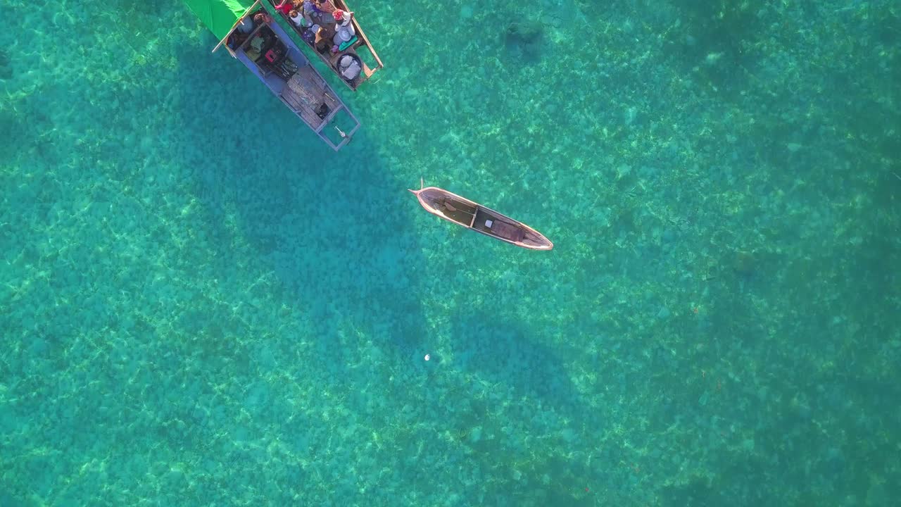 말레이시아 마불에서 보트를 타고 맑은 청록색 바다와 현지인을 통한 공중 비행