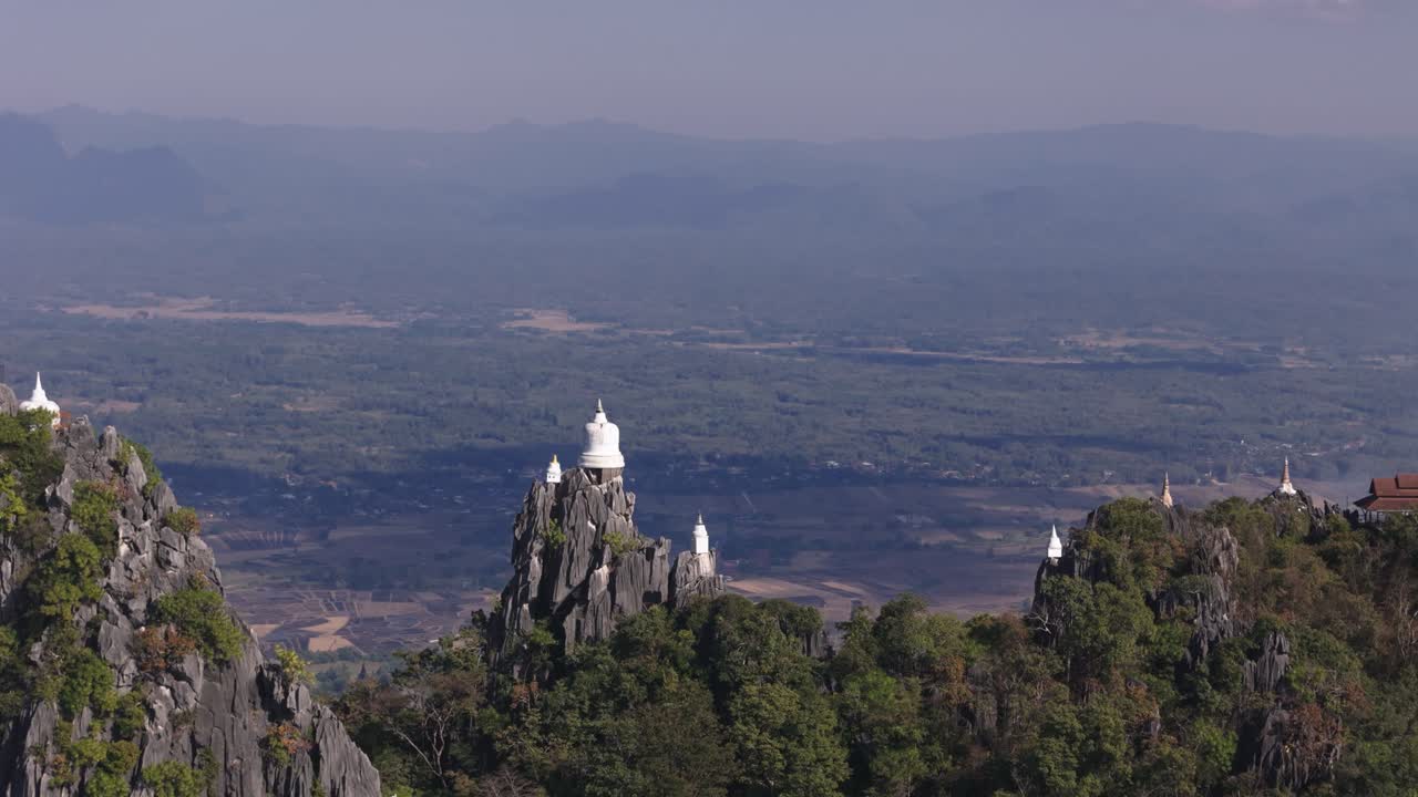 泰国佛教山寺的航拍图