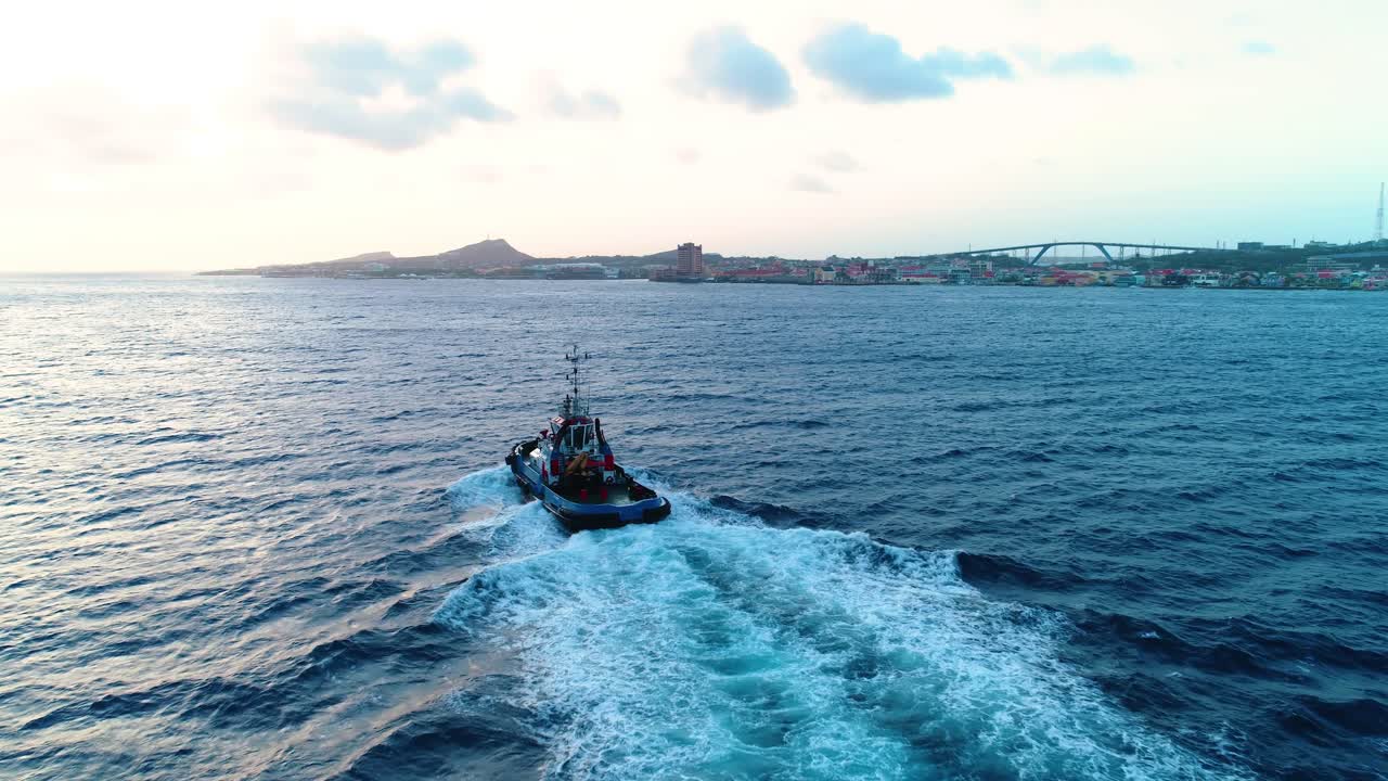 윌렘스타드 시내로 들어오는 견인선의 4k 항공기, 스카이라인과 배경에는  ⁇  줄리아나 다리