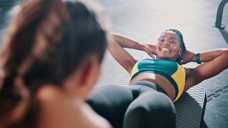 una mujer haciendo abdominales en un gimnasio.
