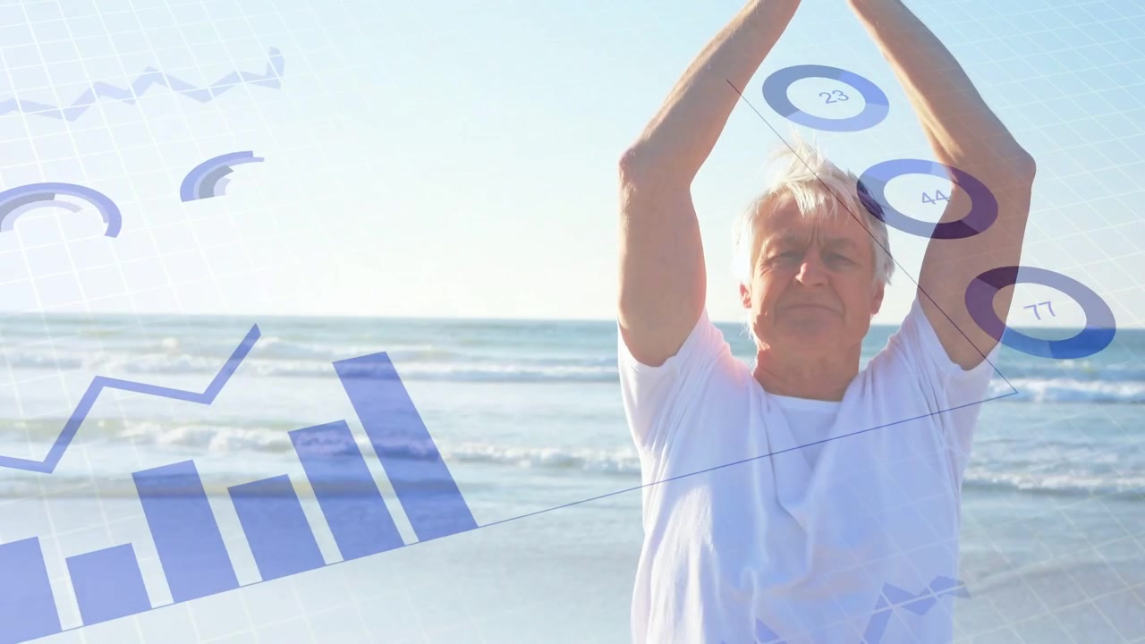 Uomo anziano che alza i palmi sulla spiaggia, attivando grafici animati sulla salute che scorrono sul corpo e sull'oceano