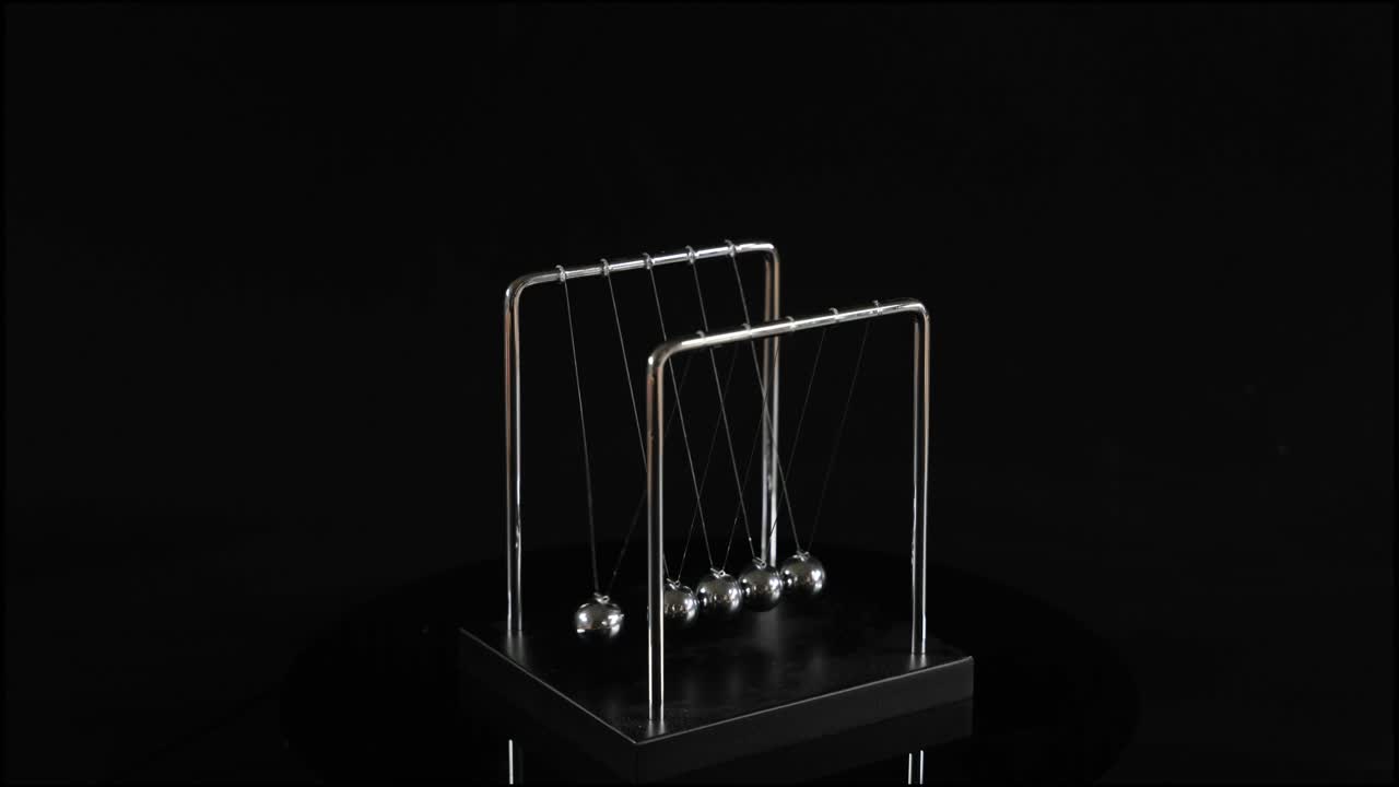 демонстрирует импульс и передачу энергии