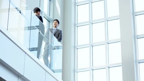 企業会議で多民族の男性ビジネスチーム