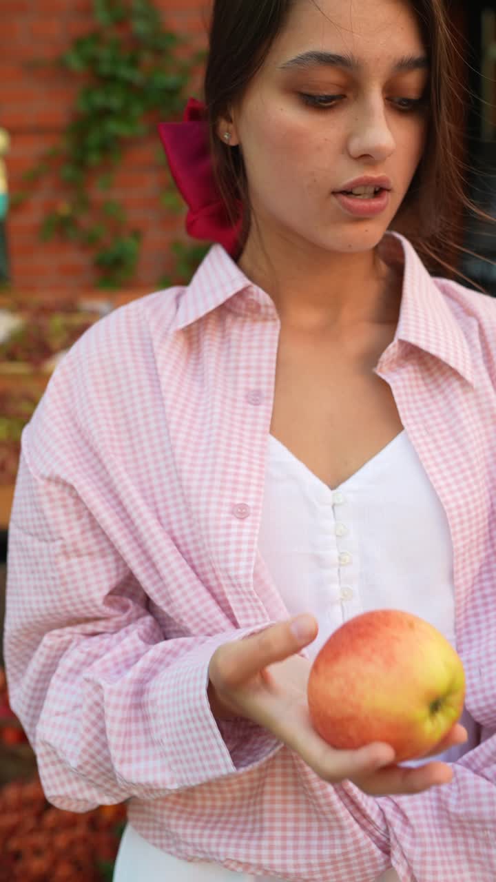mujer jugando con manzanas