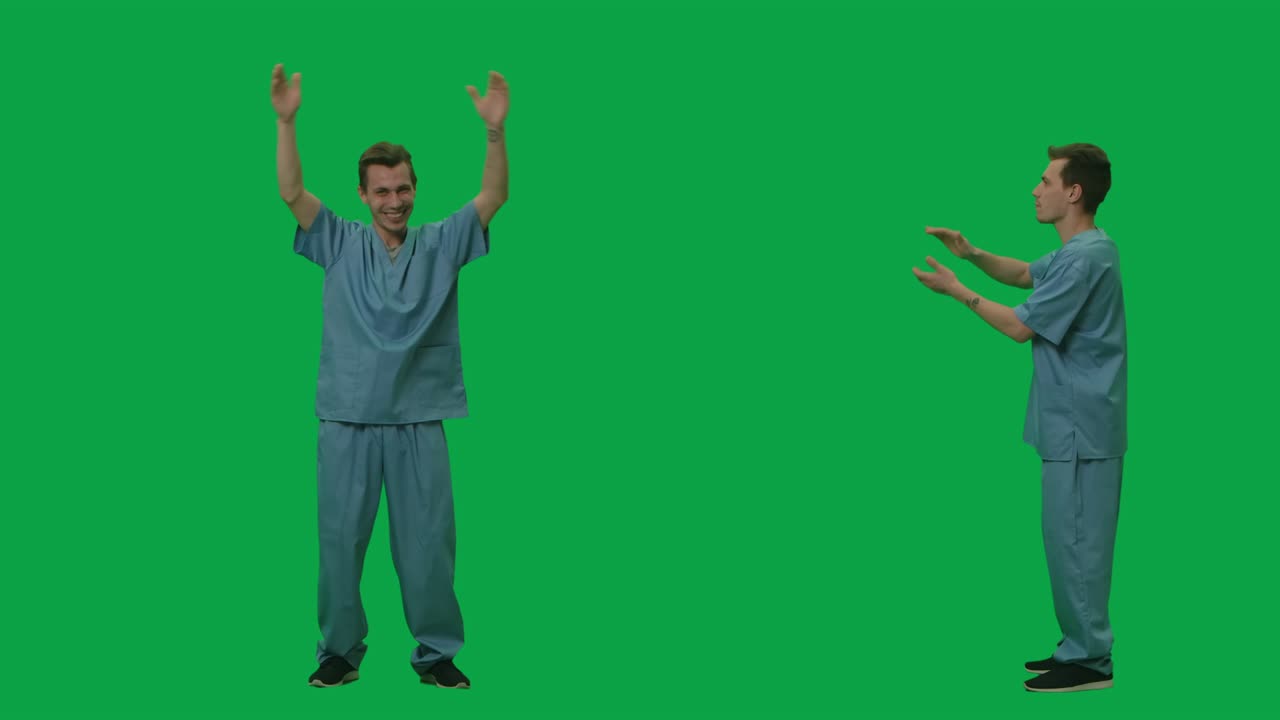 retrato de un joven en un traje azul de un médico cirujano está bailando y aplaudiendo sus manos. 2 en 1 collage frente y lado vista completa en fondo de pantalla verde. cámara lenta lista, 4k a 59,94 fps