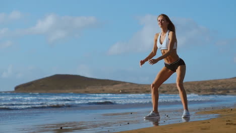 Mädchen-Macht-Trainingsbein-Am-Strand.-Steadicam-In-Zeitlupe