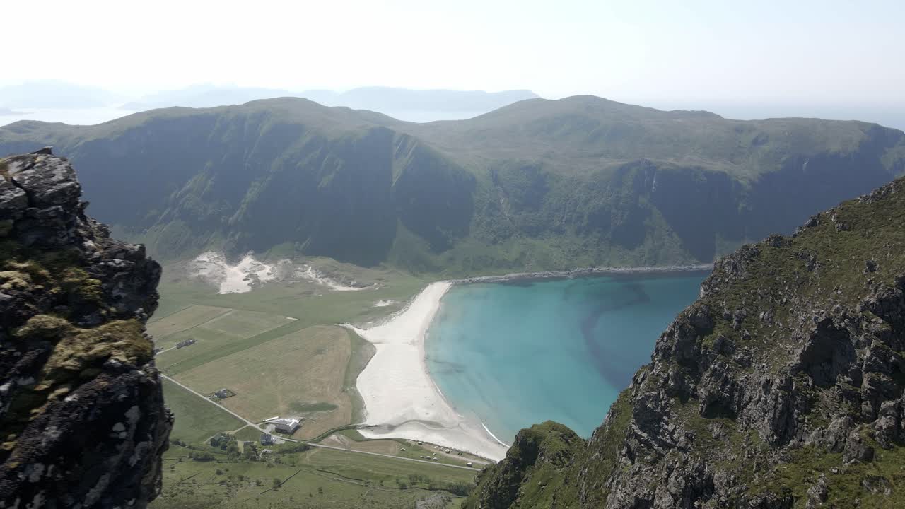 노르웨이 의 호드데비크 해변 과 산 들 과 푸른 바다 를 보여 주는 공중 촬영 - 위 아래
