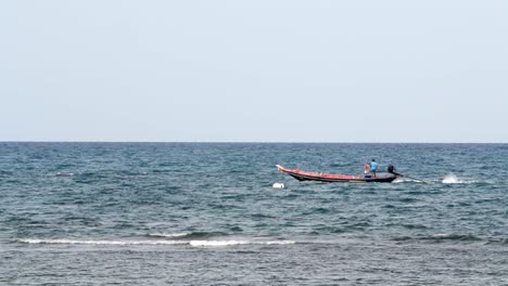 Thailändischer-Fischer,-Der-Ein-Langes-Boot-über-Das-Inselmeer-Segelt
