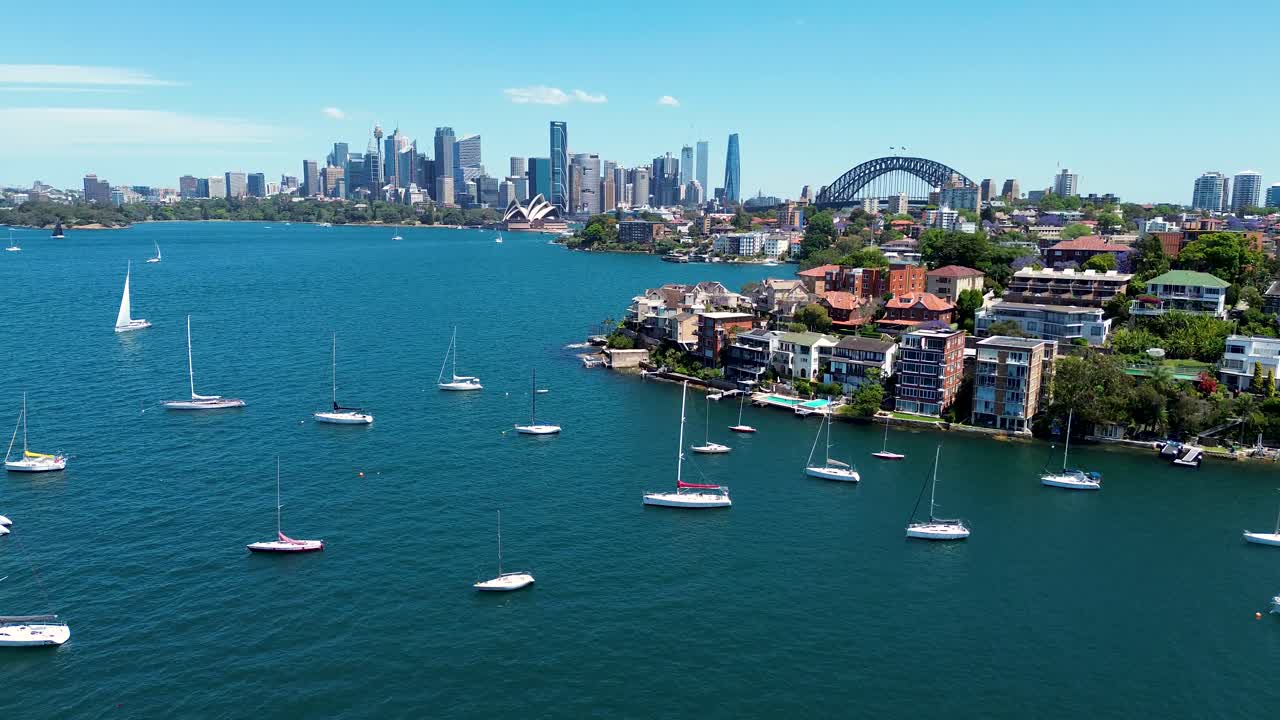 drone paisaje aéreo vista panorámica cremorne punto neutral bahía mosman ciudad de sydney horizonte cbd puerto yates edificios de apartamentos bienes raíces nsw australia 4k