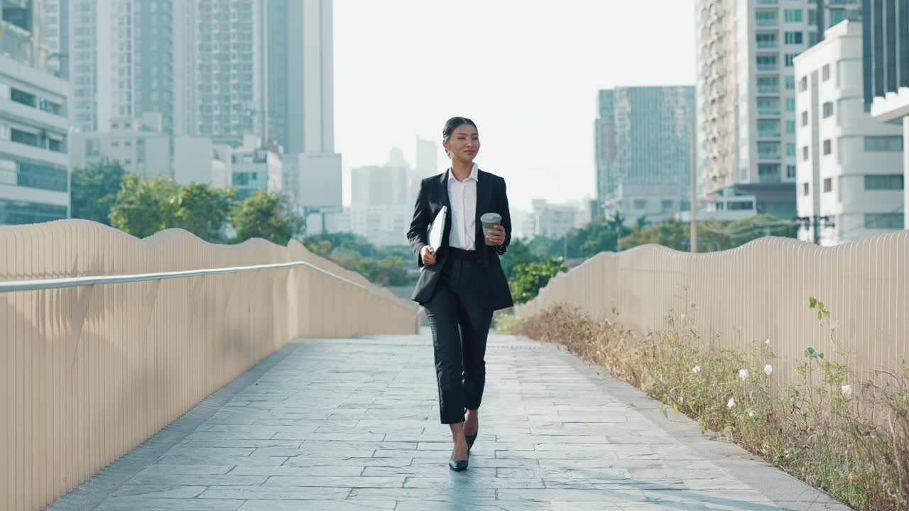 도시에서 고 있는 사업가