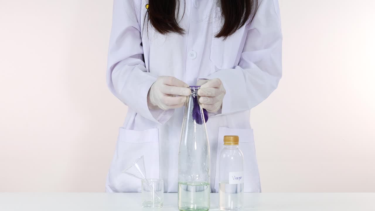 풍선으로 간단한 화학 반응을 보여줍니다.