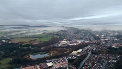 Nubes-Bajas-De-Invierno,-Niebla-Sobre-Una-Ciudad-De-Yorkshire-En-El-Reino-Unido