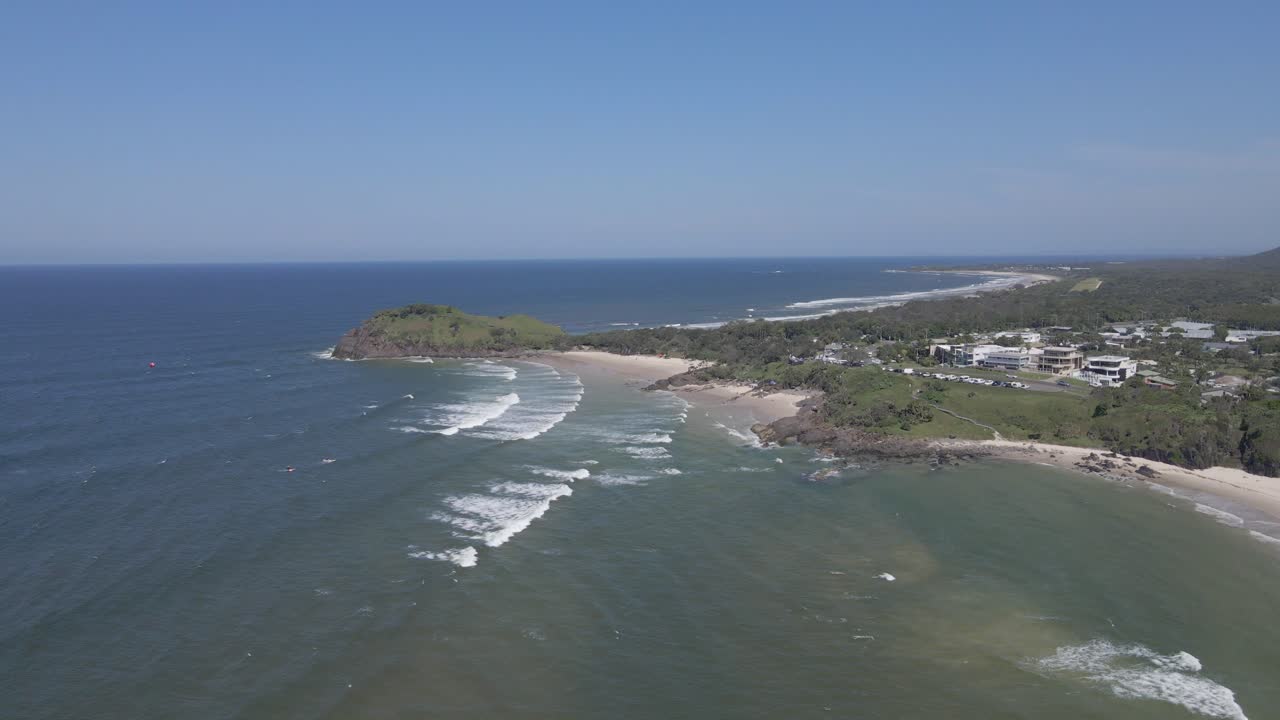 costa escénica y paisaje marino en la playa de cabarita, noreste de nueva gales del sur, australia - toma aérea de drones