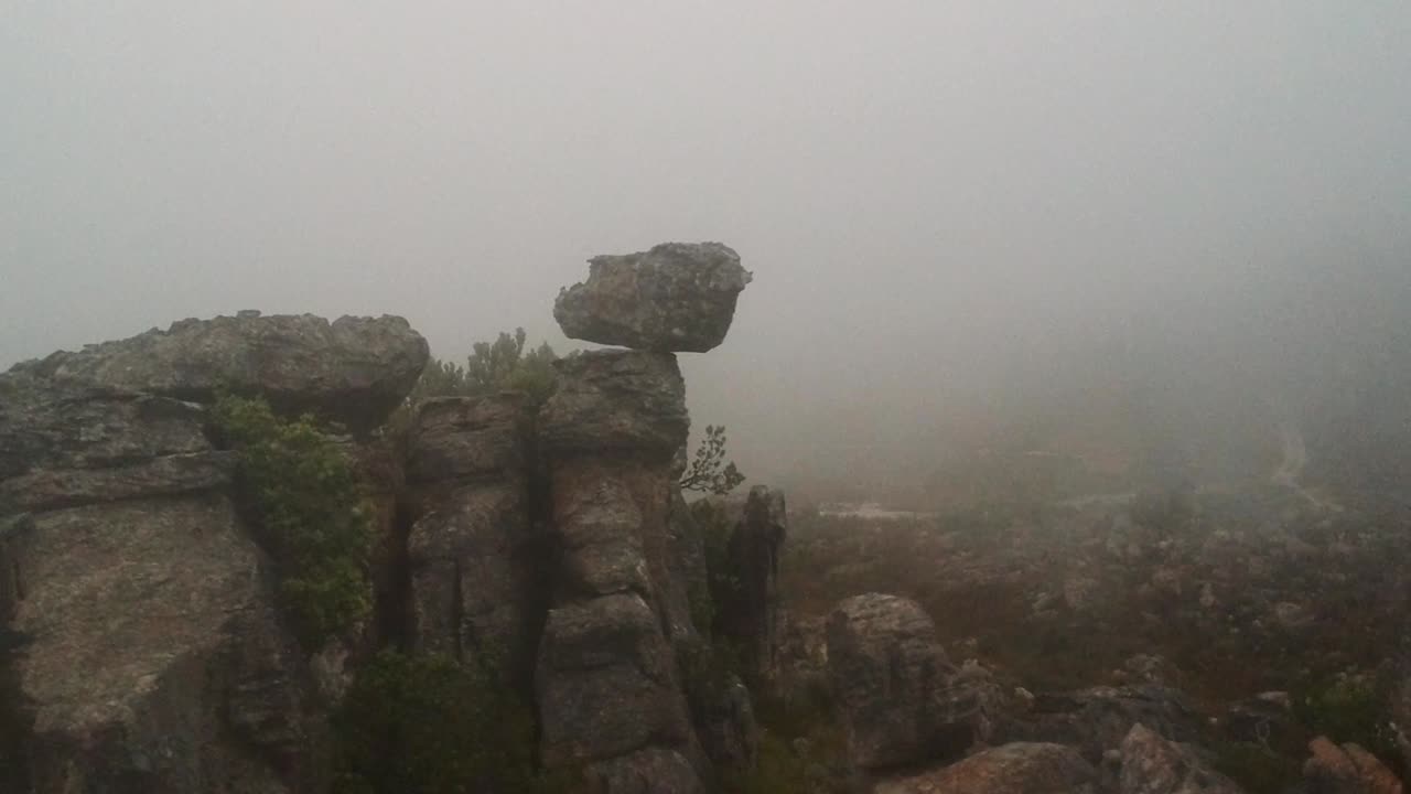 산행 중 발견한 신기한 바위