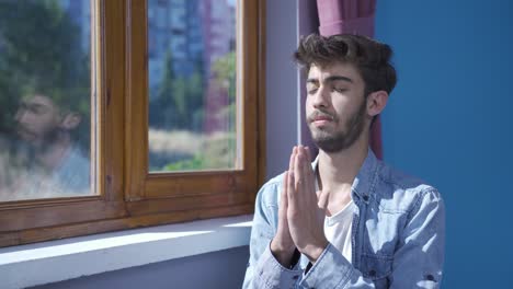 Christlicher-Mann,-Der-Vor-Dem-Fenster-Betet.