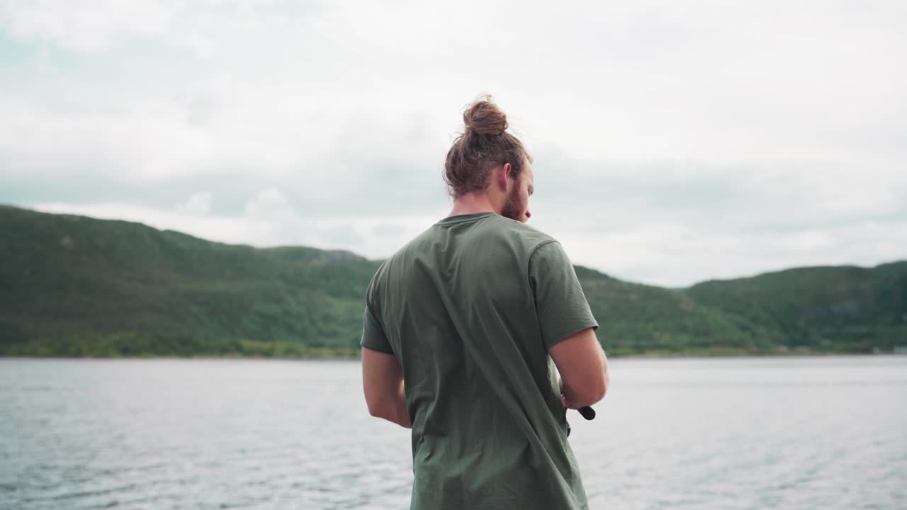 강 에서  ⁇ 시 를 하고 있는 사람 의 뒷면 - 중간