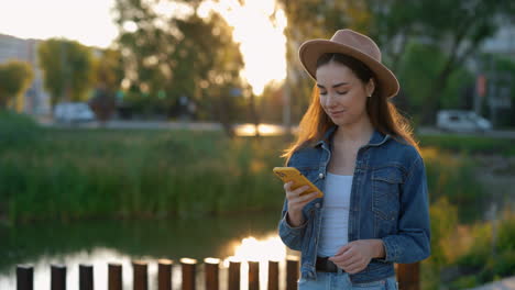mujer joven usando el teléfono al aire libre