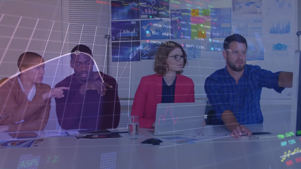 animación del procesamiento de datos del mercado de valores sobre diversos colegas discutiendo juntos en la oficina