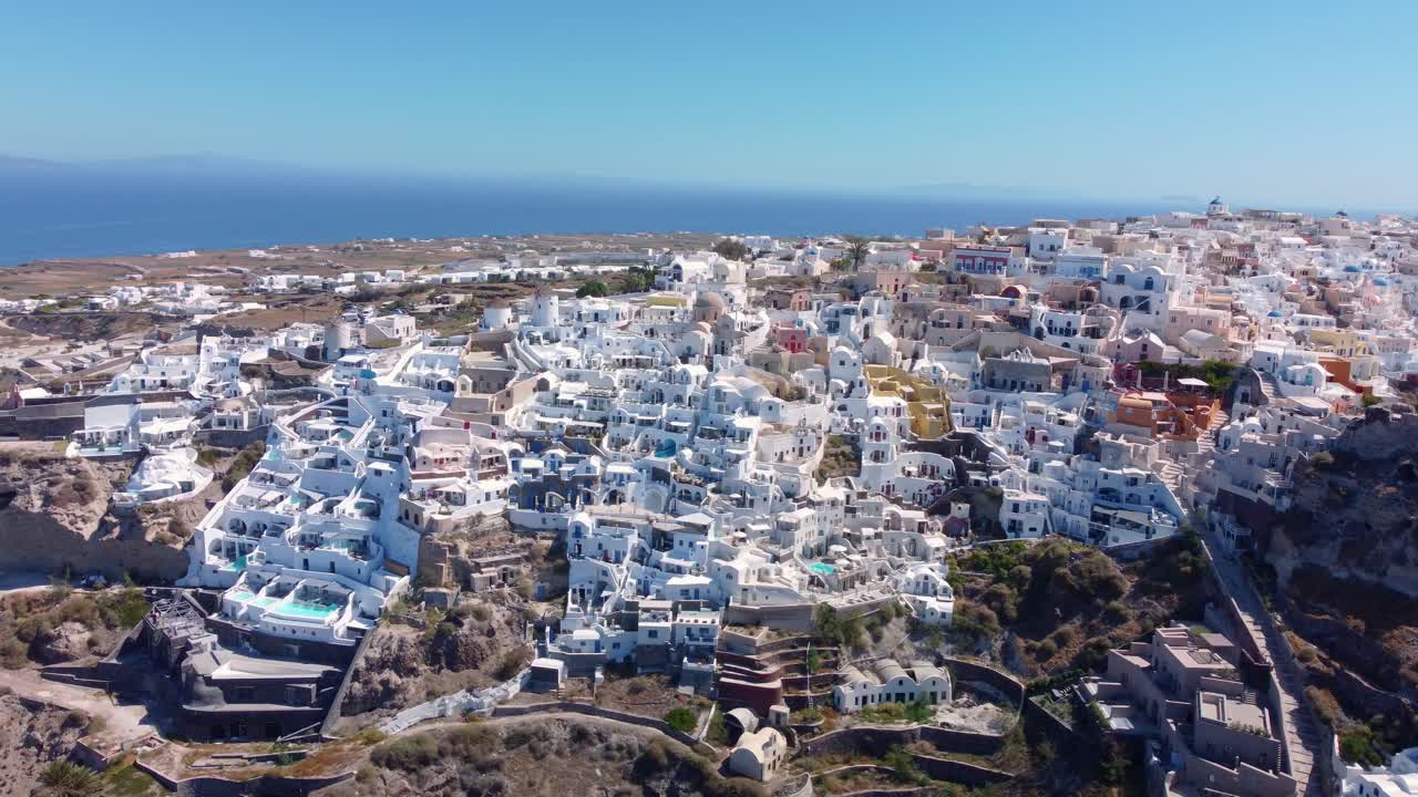 video de drones de la ciudad de oia, santorini, grecia