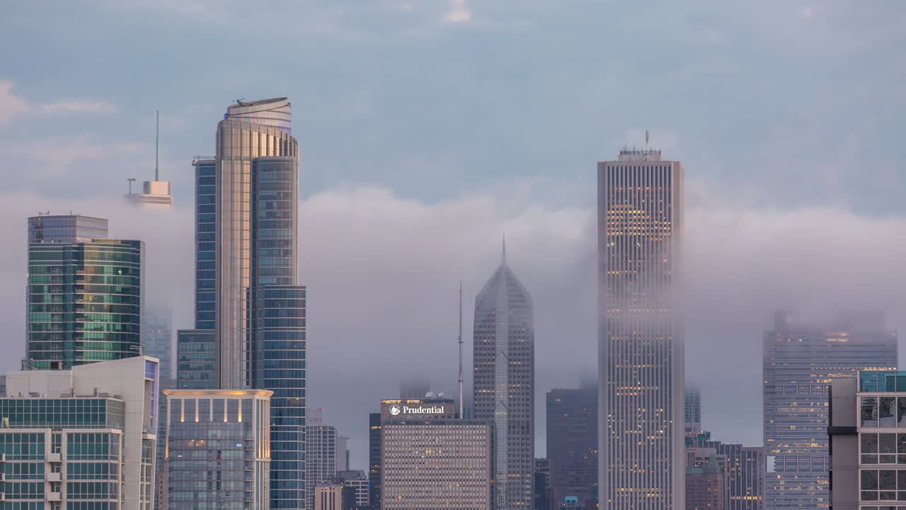 los rascacielos del centro de chicago en el lapso de tiempo de la niebla matutina