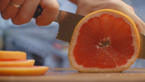 Corte-El-Pomelo-En-Un-Primer-Plano-De-Tabla-De-Madera.-Desgarrar.